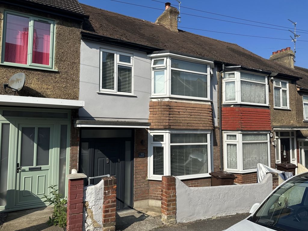 3 bed terraced house to rent in Wickham Street, Rochester ME1, £1,450