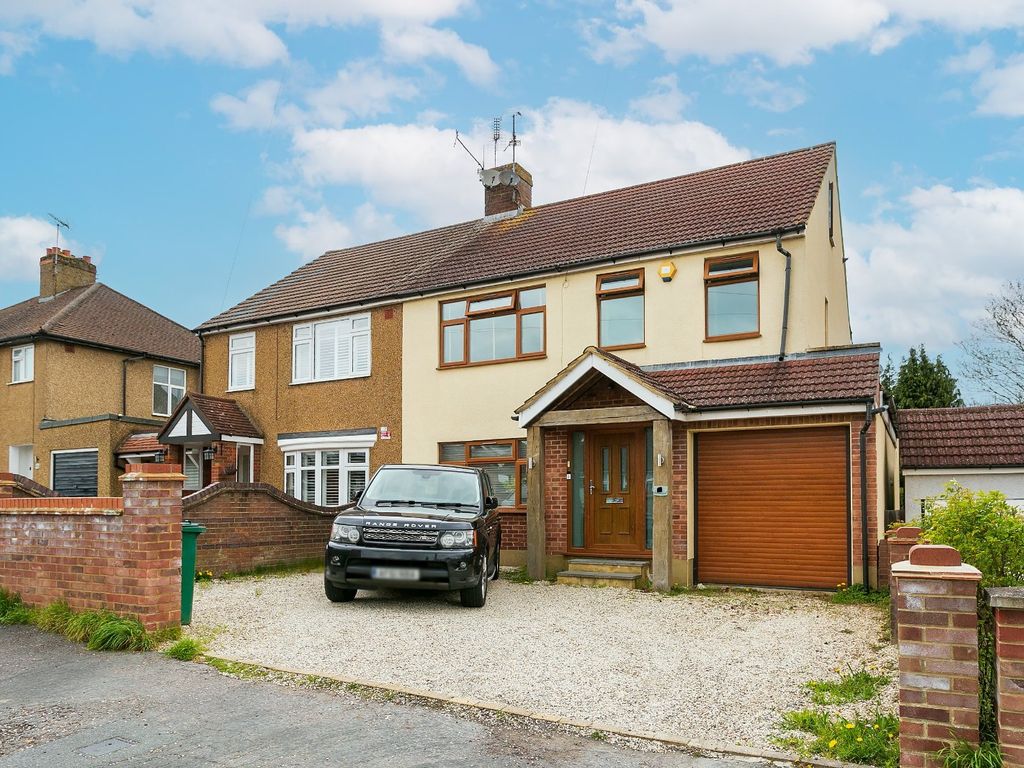 4 bed semidetached house to rent in Bucknalls Lane, Watford