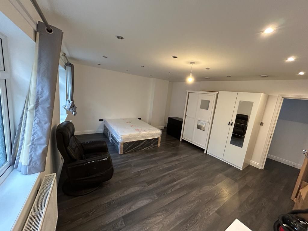 4 bed shared to rent in White Horse Road, London E1, £900