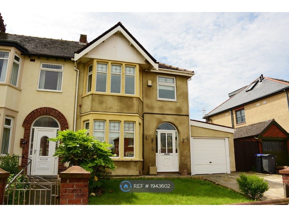 3 bed semidetached house to rent in Knowle Avenue, Blackpool FY2, £