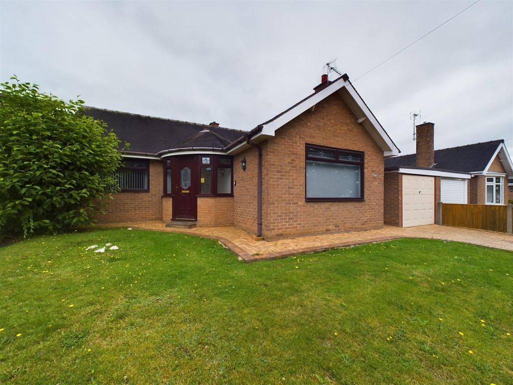 3 bed detached bungalow for sale in Cambridge Square, Wrexham LL11, £