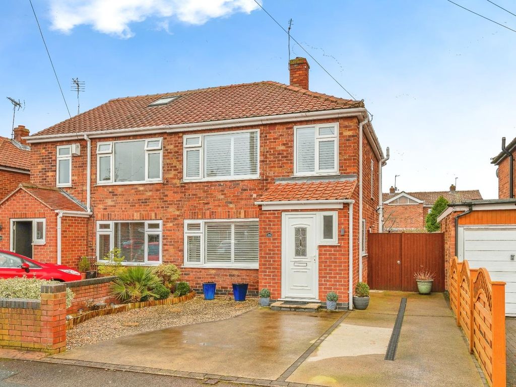3 bed semidetached house for sale in Minster Avenue, Huntington, York