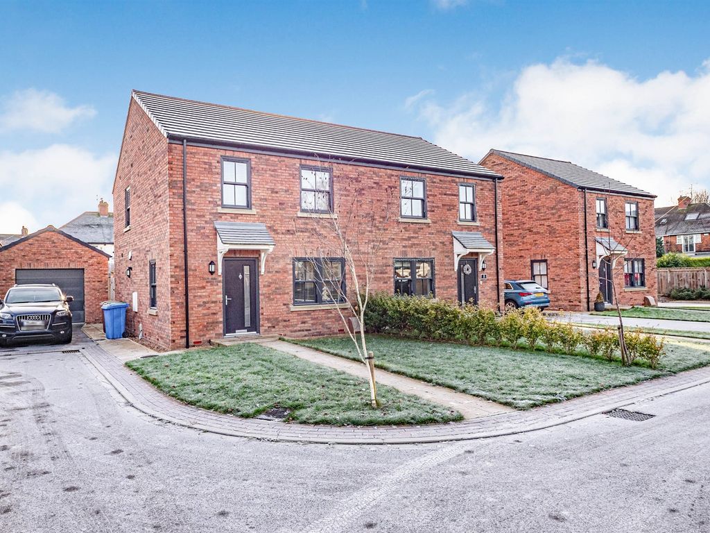 3 bed semidetached house for sale in Bramble Close, Willerby, Hull