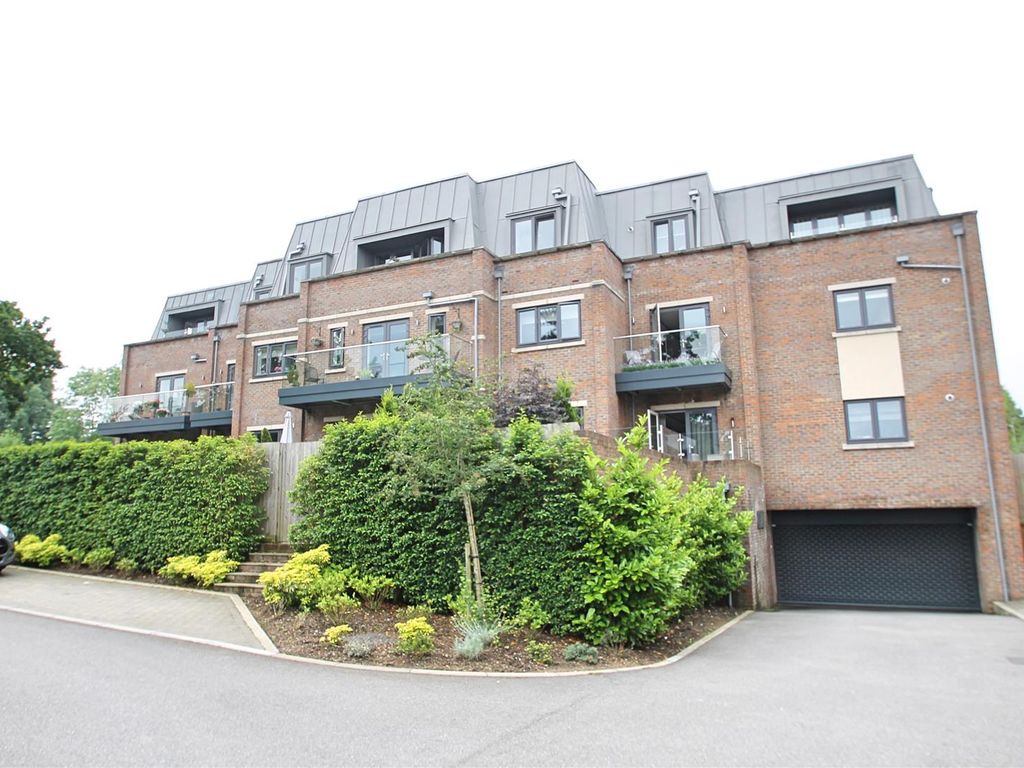 2 bed flat to rent in Pine Court, Aspen Place, Bushey Heath, Bushey