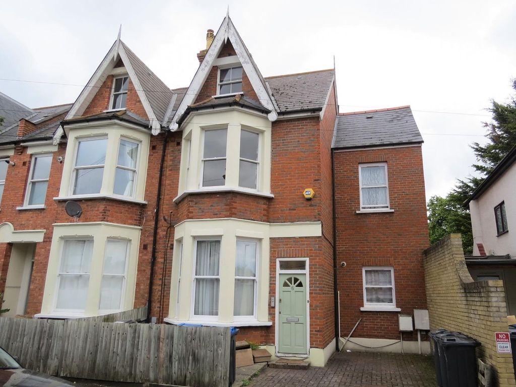 2 bed flat to rent in Quadrant Road, Thornton Heath, Surrey CR7, £1,700