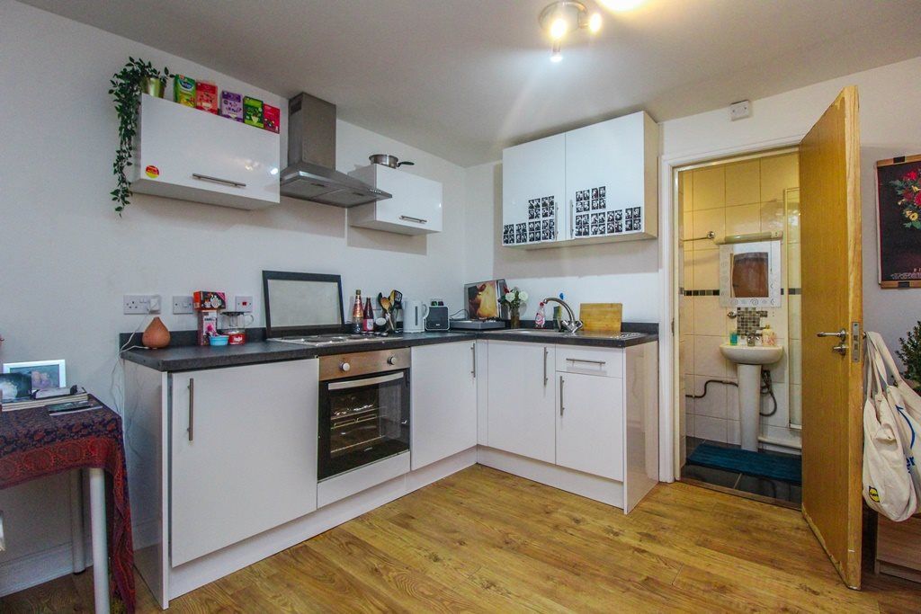 1 bed flat to rent in Woodville Rd, Cathays, Cardiff CF24, £715 pcm