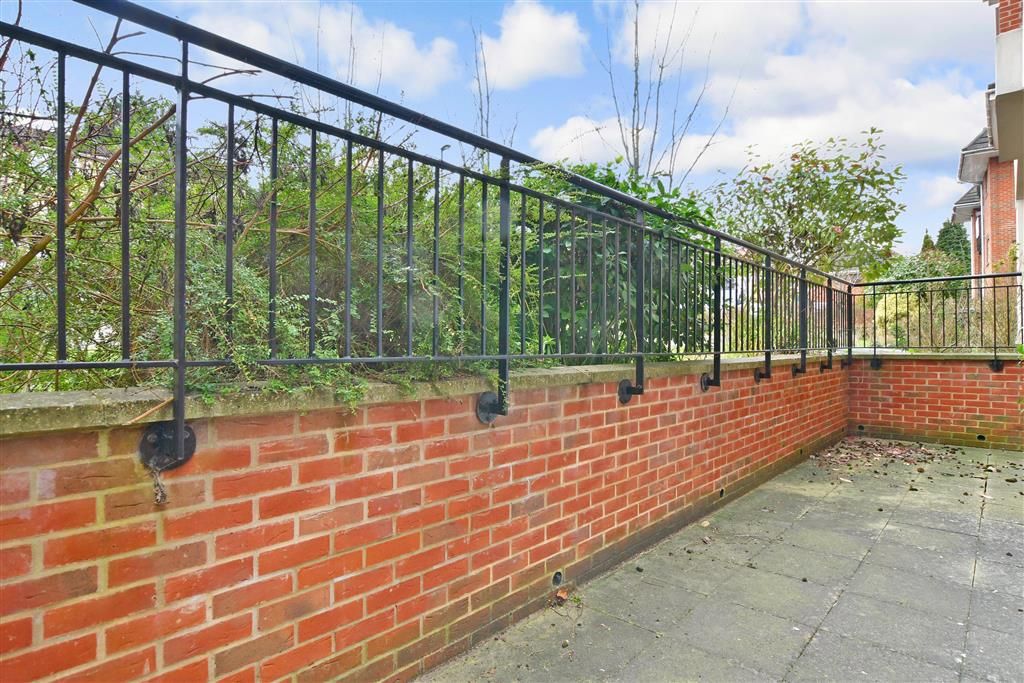 2 bed flat for sale in Croydon Road, Caterham, Surrey CR3 Zoopla