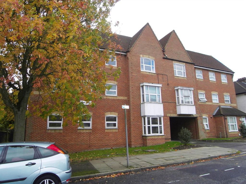 2 bed shared to rent in Cavendish Avenue, Sudbury Hill