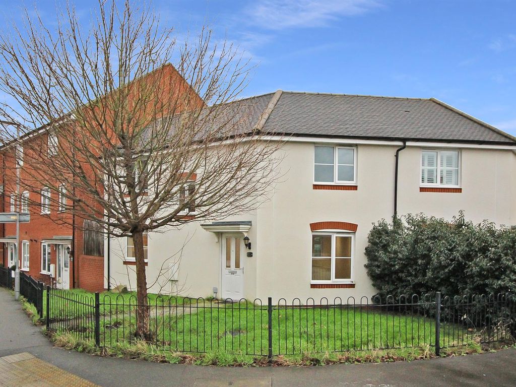 3 bed property to rent in Prince Rupert Drive, Aylesbury HP19, £1,600