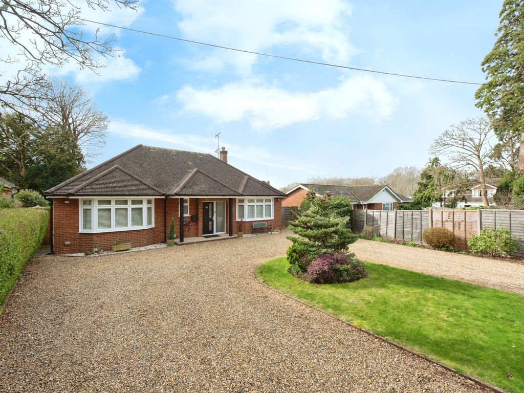 3 bed bungalow for sale in Grafton Close, Worcester Park, Surrey KT4, £