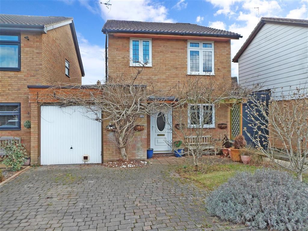 4 bed linkdetached house for sale in Calluna Drive, Copthorne, Crawley