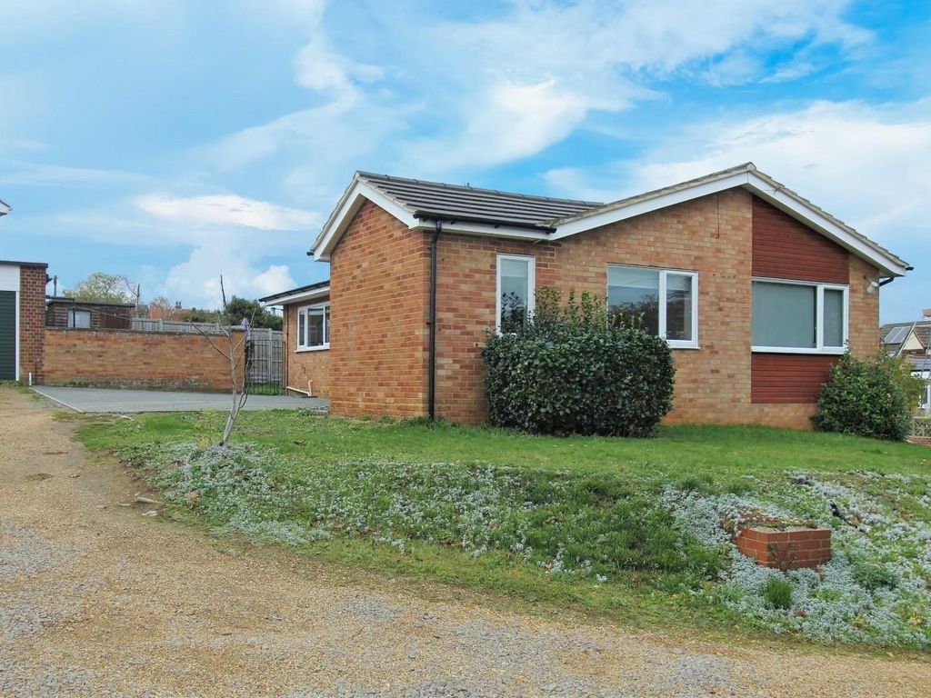 2 bed detached bungalow for sale in Woodland Close, Potton, Sandy SG19