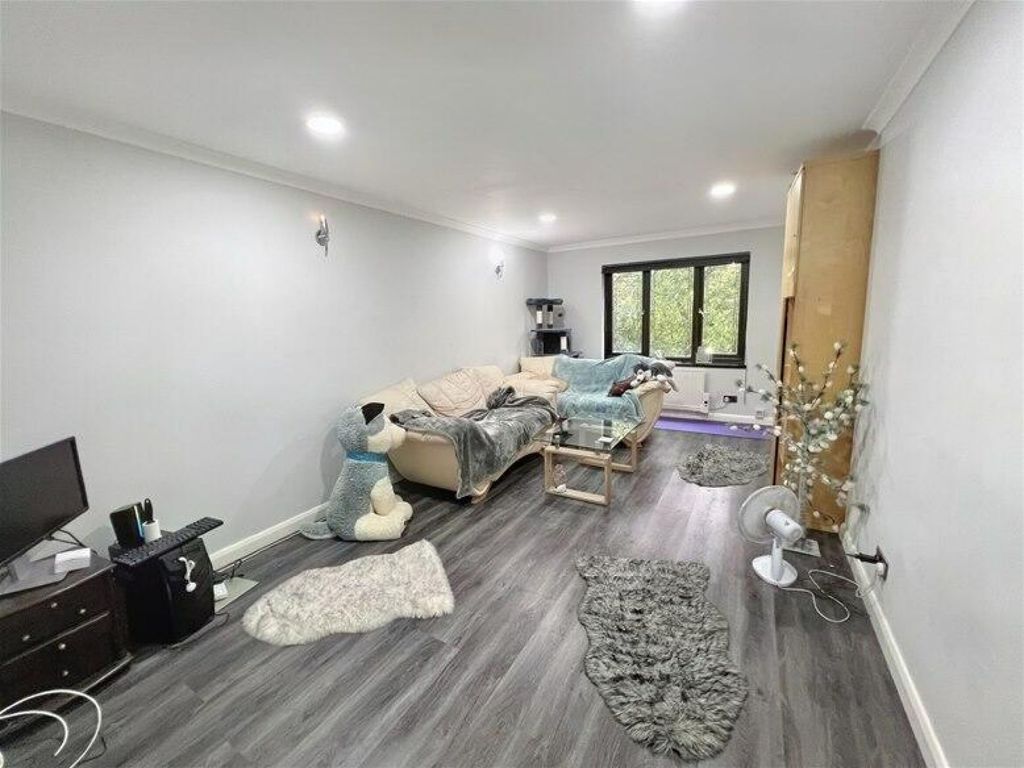 2 bed flat to rent in Palace Road, London SW2, £1,690 pcm Zoopla