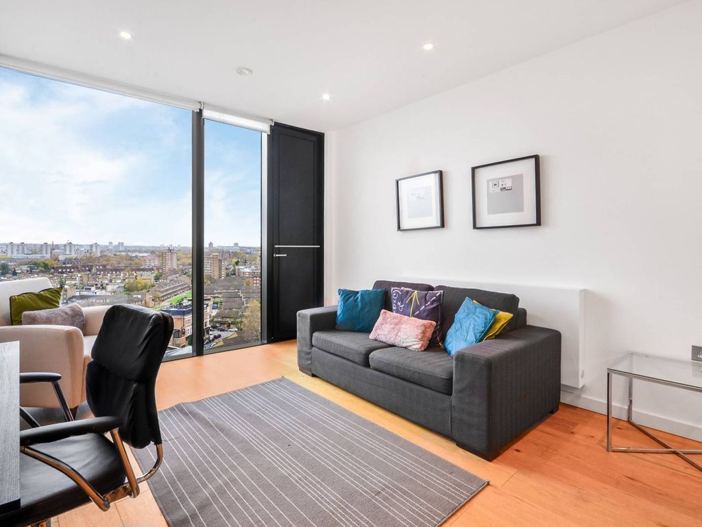 1 bed flat to rent in Strata SE1, Elephant And Castle, London,, £2,300