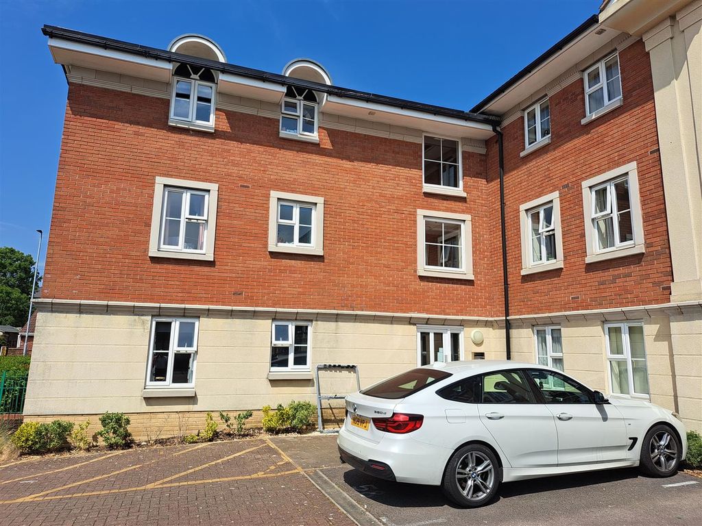 2 bed flat to rent in Springly Court, Grimsbury Road, Kingswood BS15