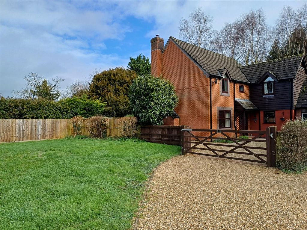 4 bed detached house for sale in Cedar Close, Worton, Devizes SN10, £