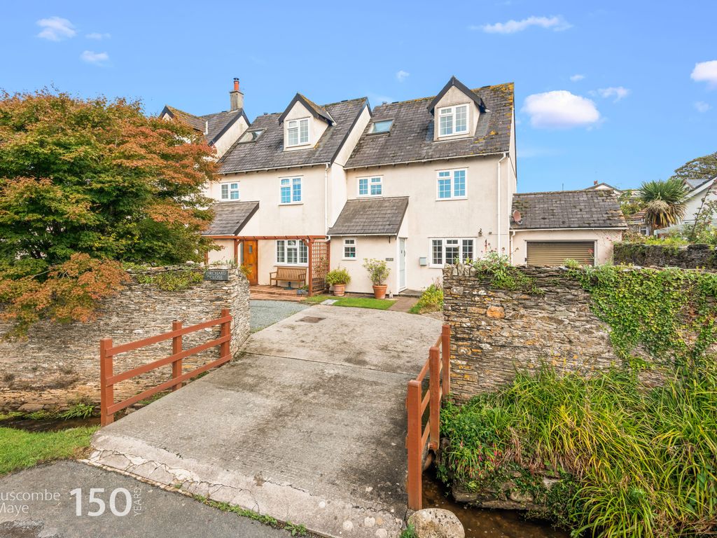 4 bed end terrace house for sale in Orchard Close, Frogmore