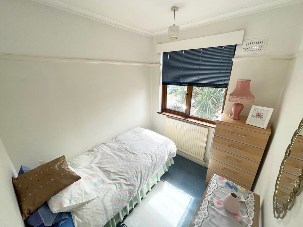 Room to rent in Hazelwood Avenue, Morden SM4, £525 pcm Zoopla