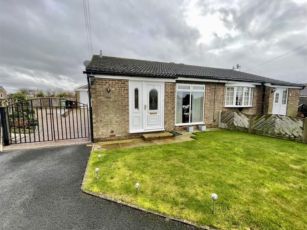 2 bed semidetached bungalow for sale in Merton Close, Kippax, Leeds