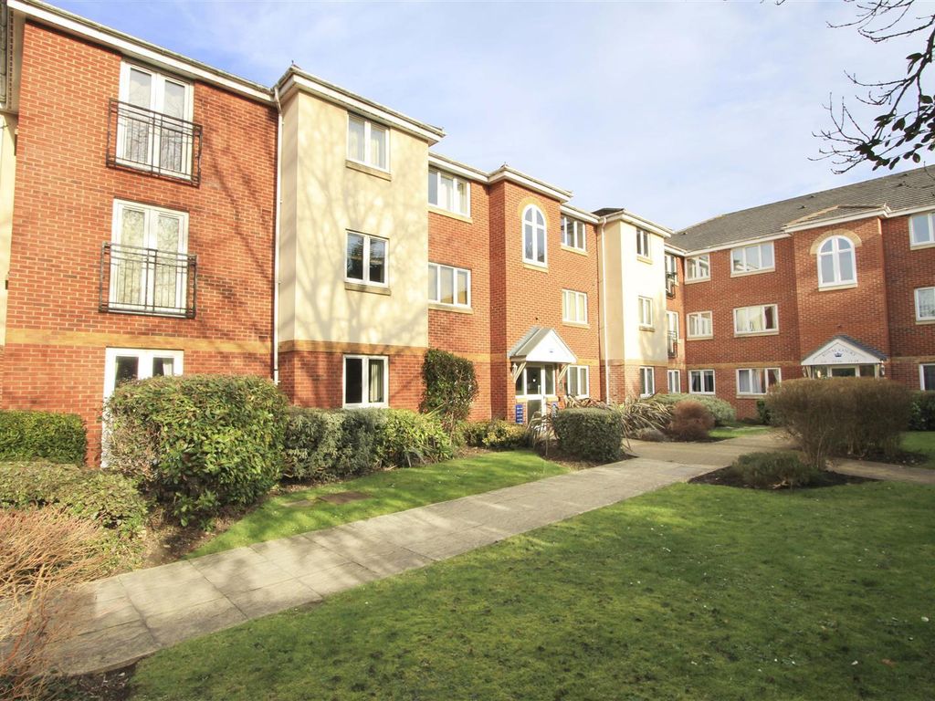 3 bed flat to rent in Royal Court, Hume Way, Ruislip HA4, £1,975 pcm