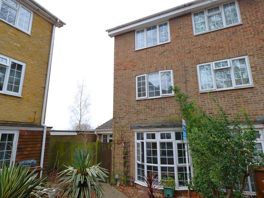 4 bed end terrace house for sale in Lonsdale Drive, Rainham, Gillingham