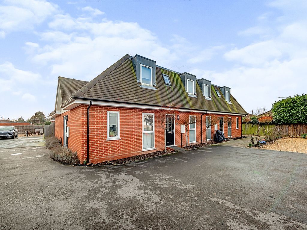 2 bed terraced house for sale in Brighton Road, Salfords, Redhill RH1