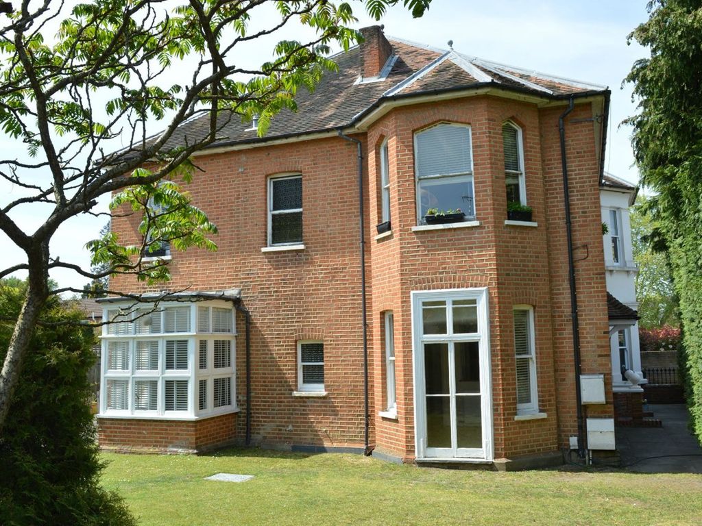 39 Pyrcroft Lane Weybridge KT13  