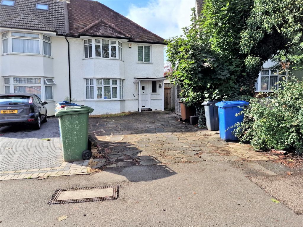 4 bed semidetached house to rent in Whitchurch Lane, Canons Park