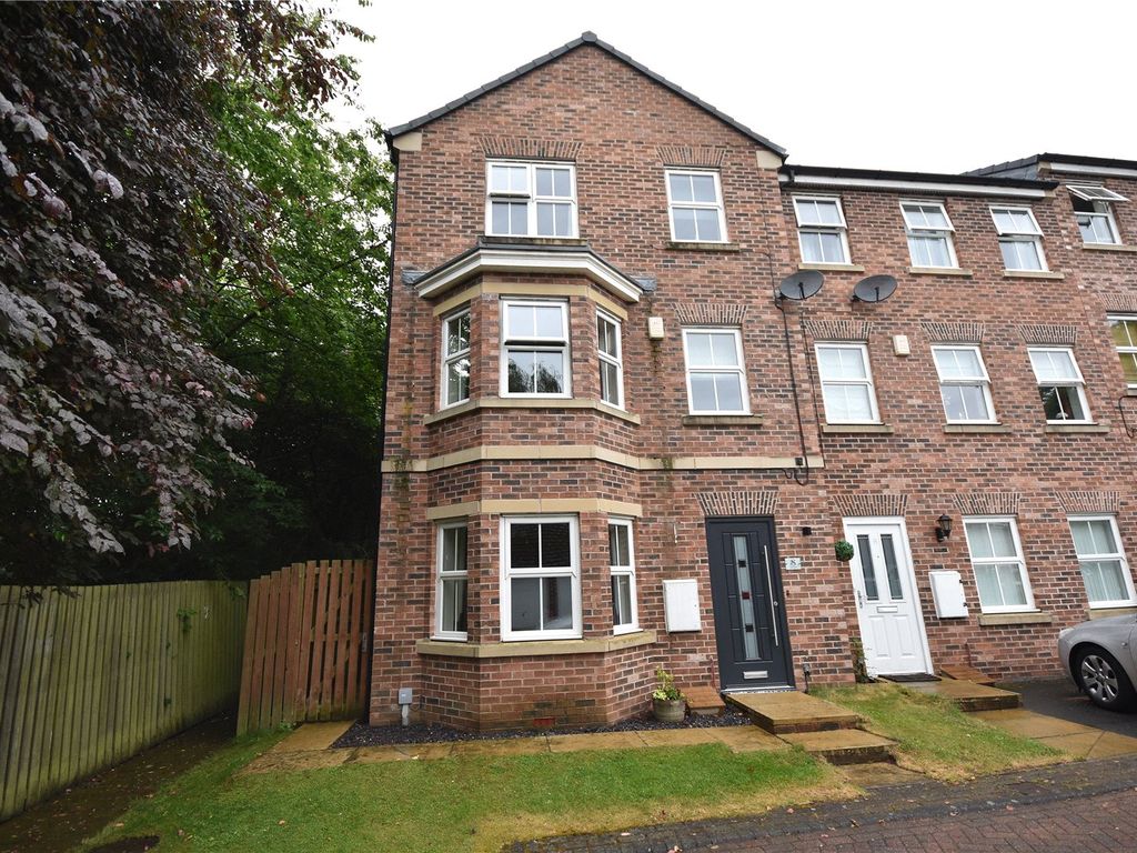 4 bed end terrace house for sale in Beech Drive, Leeds, West Yorkshire