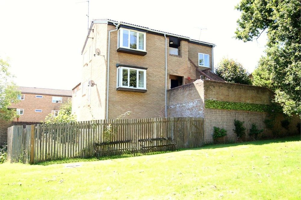 2 bed flat for sale in Cromwell Place, East Grinstead RH19, £245,000