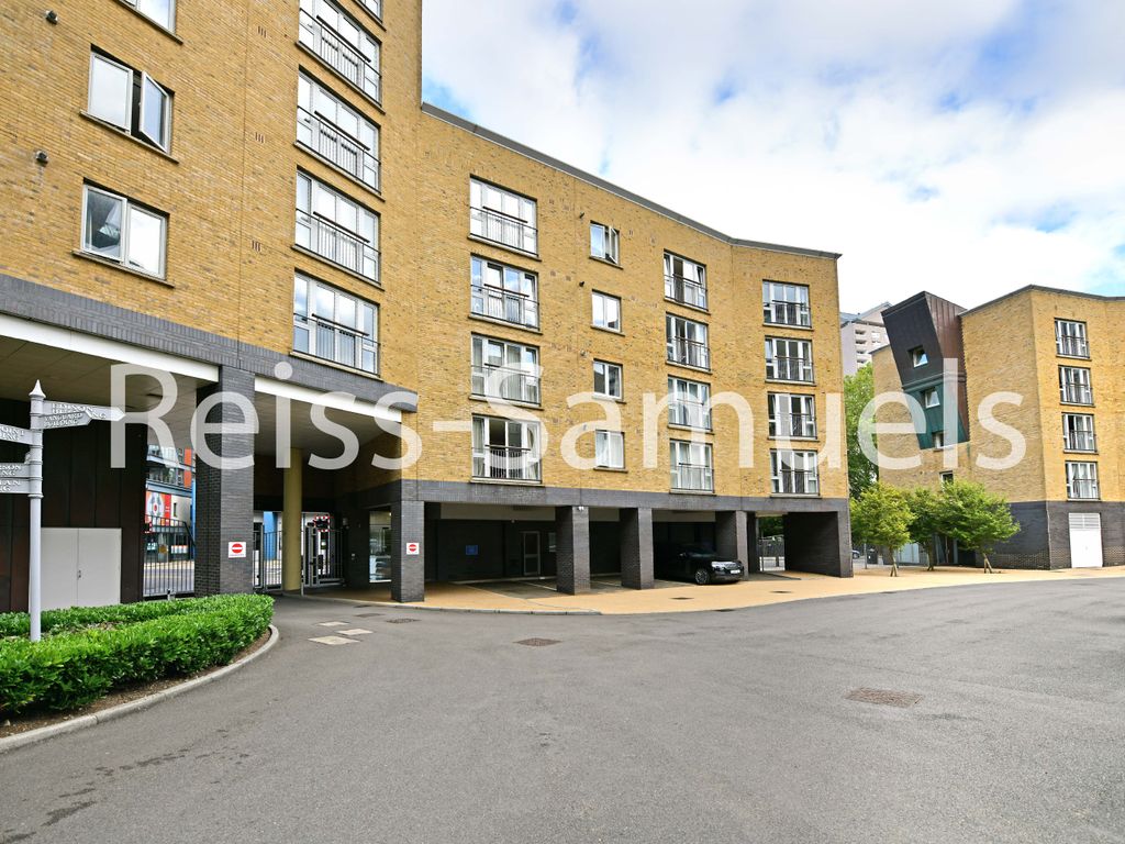 3 bed flat to rent in Franklin Building, Millennium Harbour, Canary