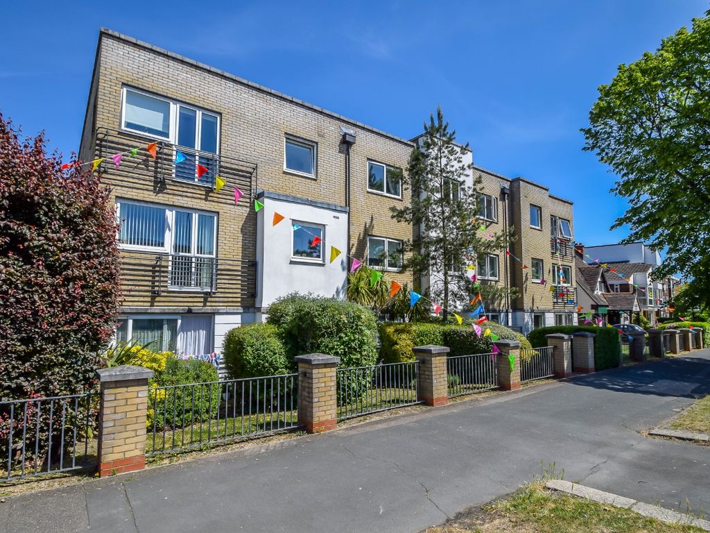 2 bed flat for sale in London Road, LeighOnSea, Essex SS9, £275,000