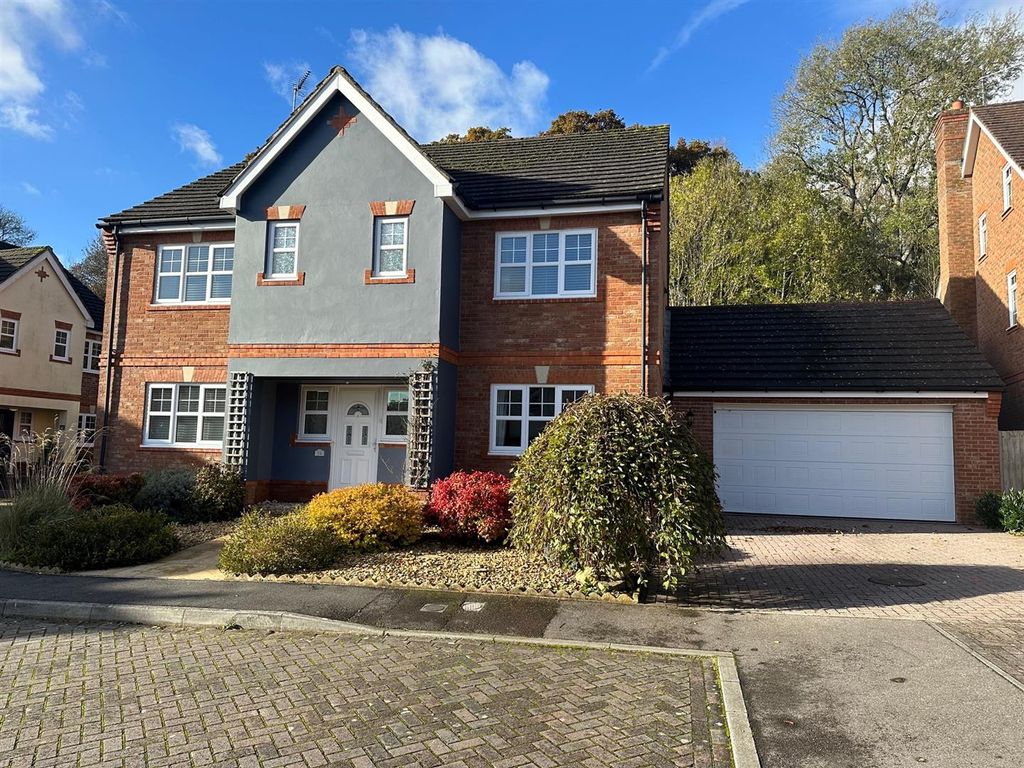 6 bed detached house to rent in Blythe Close, Enham Alamein, Andover