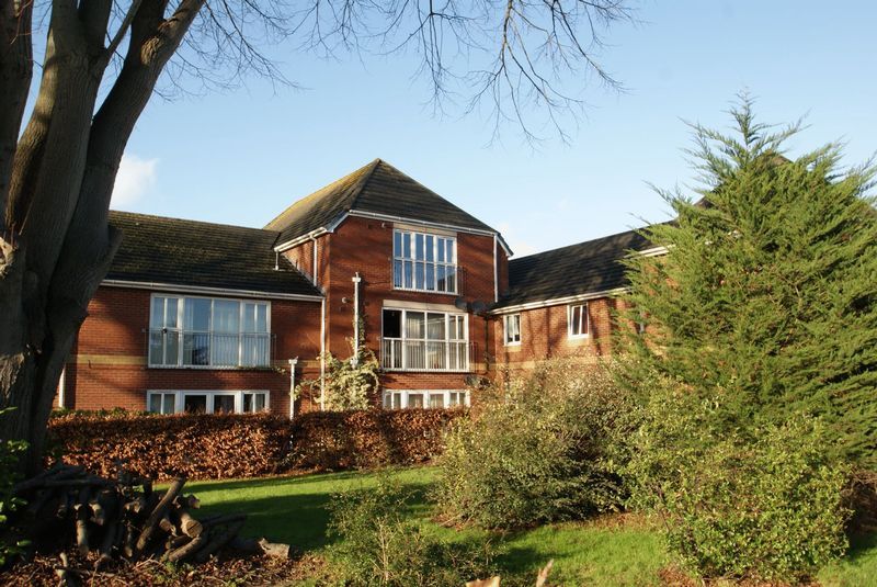 2 bed flat to rent in Retail Park Close, St. Thomas, Exeter EX2, £1,100