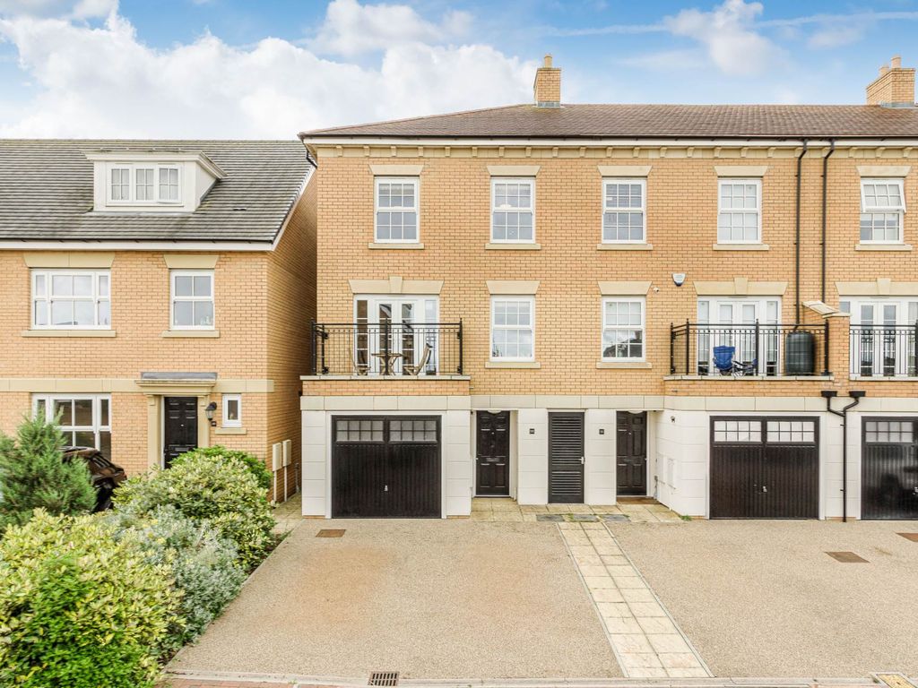 4 bed end terrace house for sale in Salmons Yard, Newport Pagnell MK16