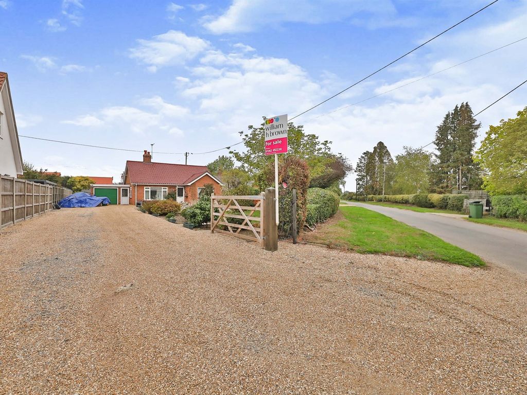 3 bed detached bungalow for sale in Dereham Road, Westfield, Dereham