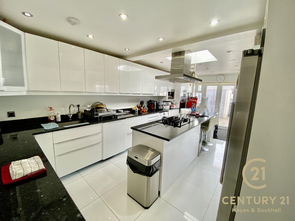 3 bed terraced house to rent in Cleave Avenue, Hayes UB3 Zoopla