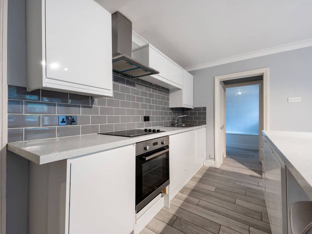 1 bed flat to rent in Cadogan Road, Surbiton KT6, £1,495 pcm Zoopla