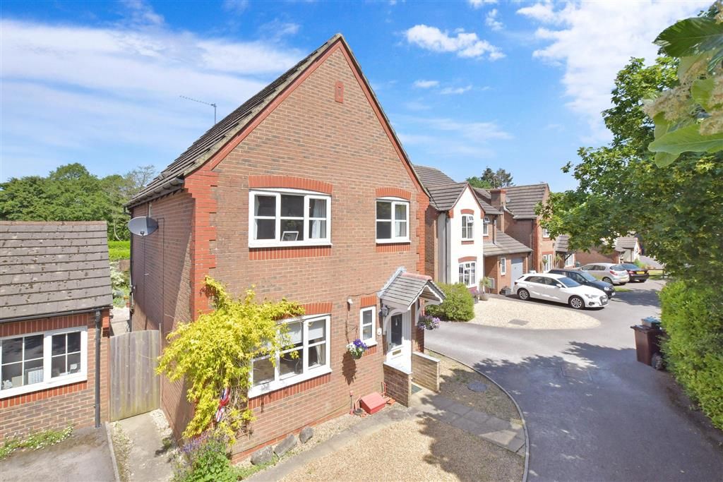 3 bed detached house for sale in Nursery Field, Liss, Hampshire GU33, £