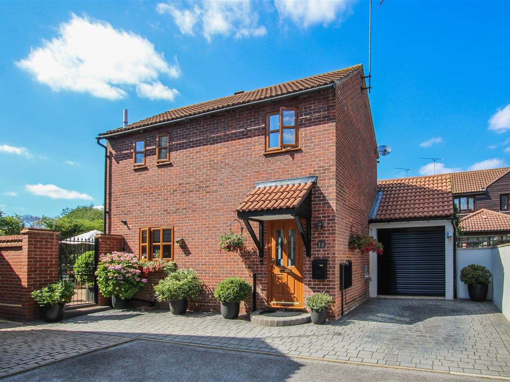 3 bed detached house for sale in Blenheim Road, Pilgrims Hatch, Brentwood CM15, £450,000 Zoopla