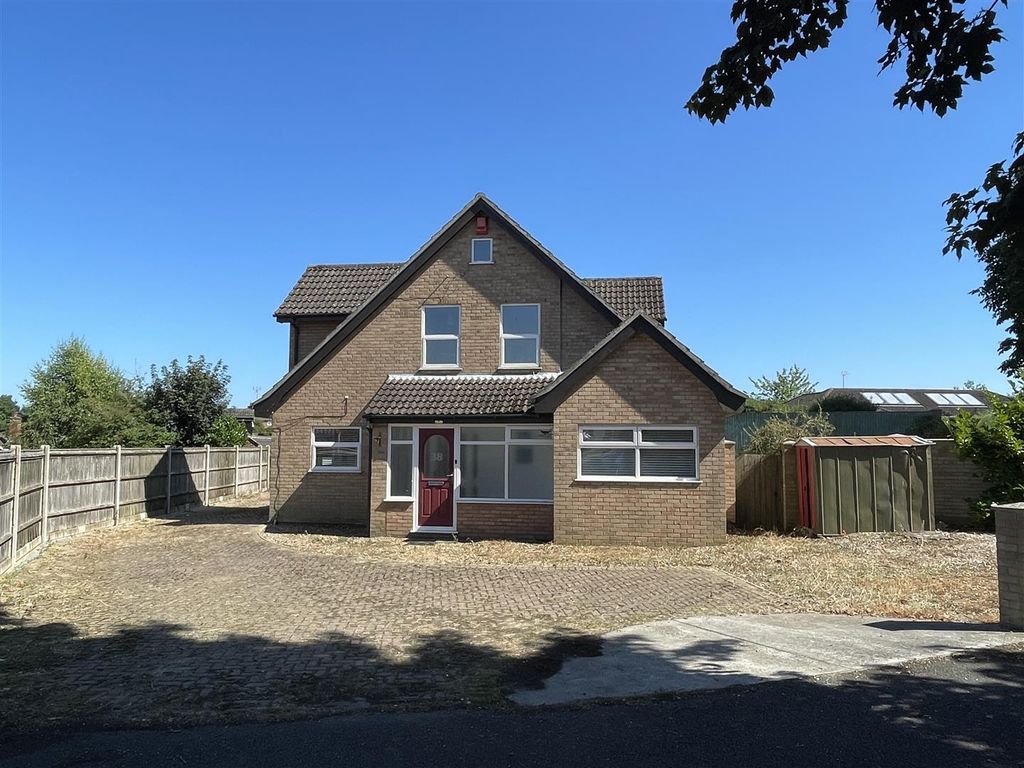 4 bed detached house for sale in Colville Road, Lowestoft NR33, £