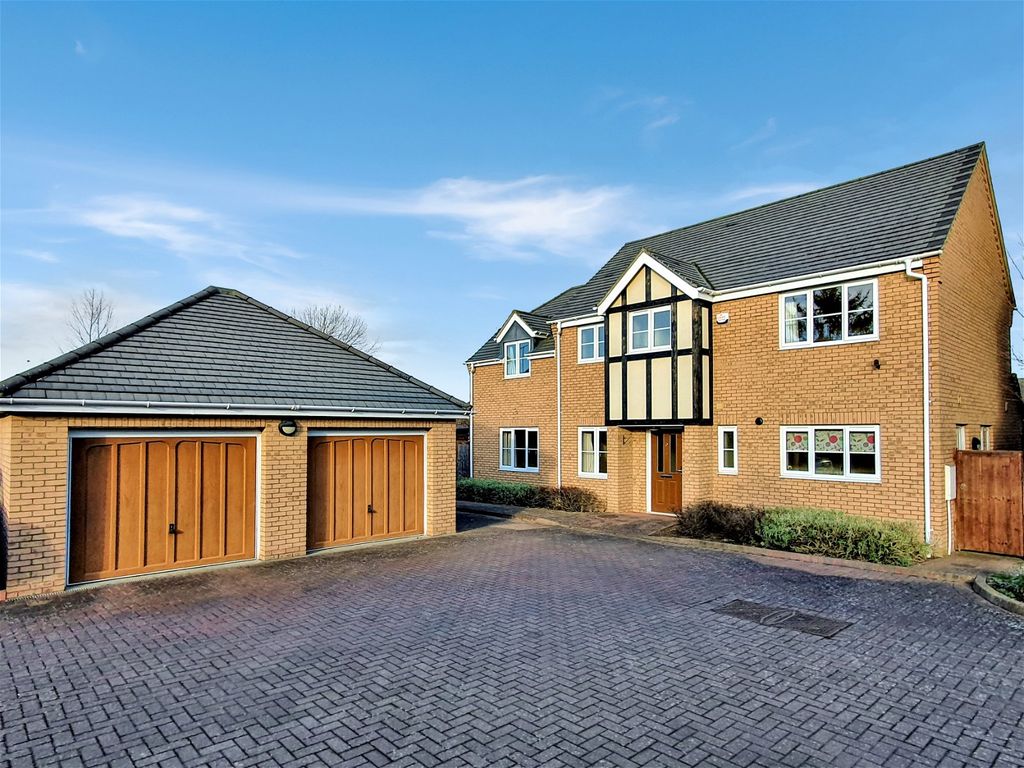 4 bed detached house for sale in Chapel Close, Clifton, Shefford SG17