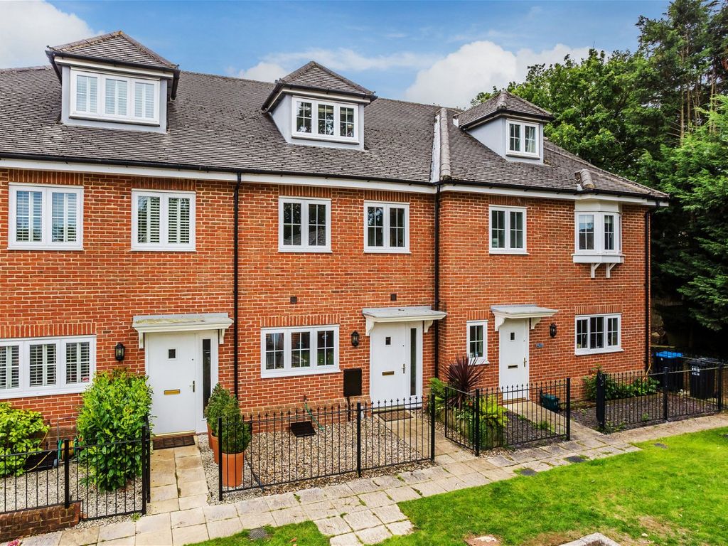4 bed terraced house for sale in Bay Trees, Hurst Green, Oxted RH8 Zoopla