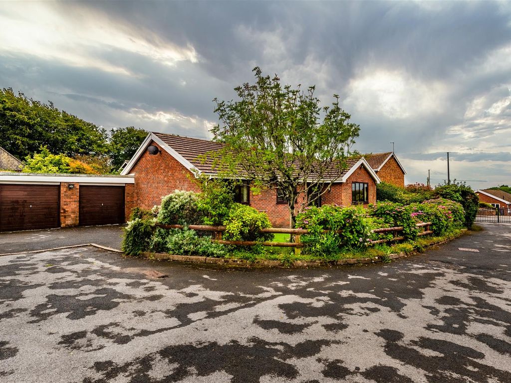 3 bed detached bungalow for sale in Meadow Croft, Southgate, Swansea