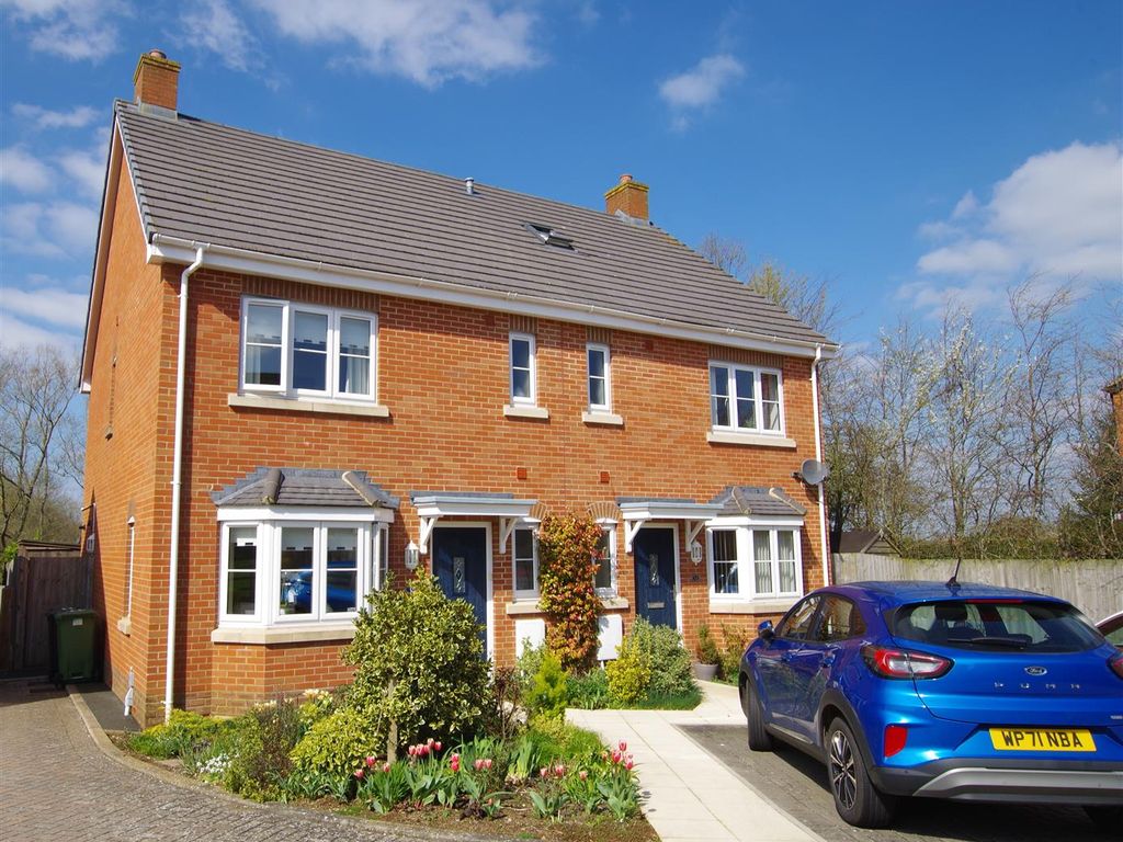 4 bed semidetached house for sale in Hewers Close, Wanborough, Swindon