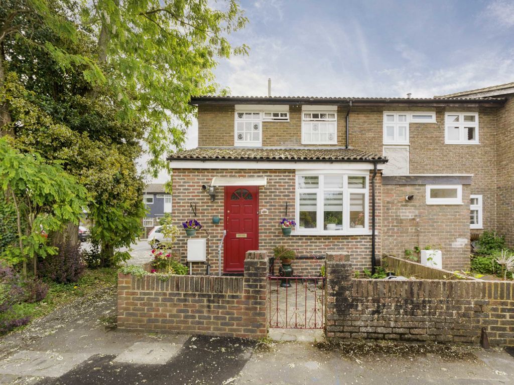3 bed property for sale in Martingale Close, SunburyOnThames TW16