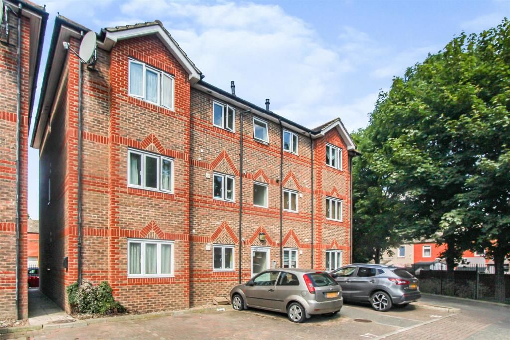 2 bed flat for sale in Pemberry Place, Basildon SS14 Zoopla