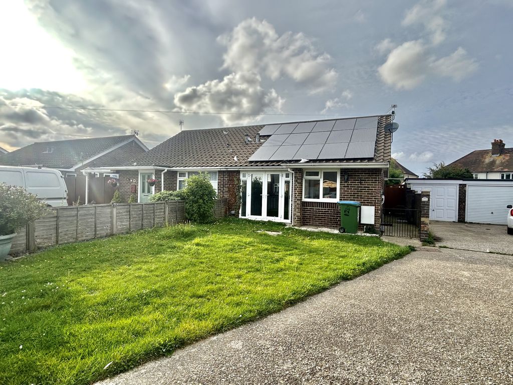 2 bed bungalow to rent in Stonehill Crescent, Bognor Regis PO21, £1,200 pcm Zoopla