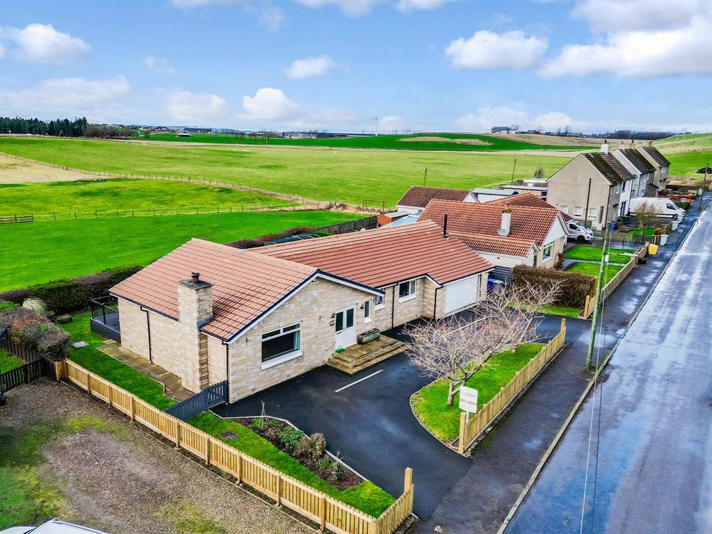4 bed bungalow for sale in Woodside Crescent, Carnwath, Lanark ML11
