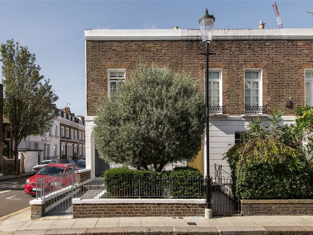 3 bed end terrace house for sale in Abingdon Road, Kensington, London